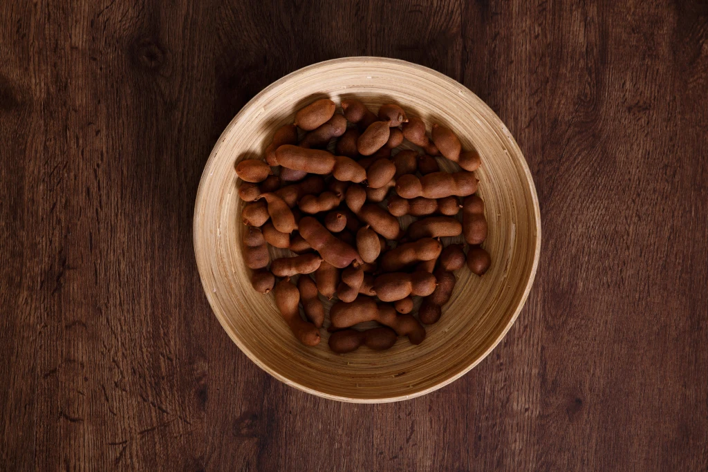 Co daje jedzenie owoców tamaryndowca? Tamaryndowiec jest powszechnie wykorzystywany w kuchni meksykańskiej, indyjskiej i afrykańskiej