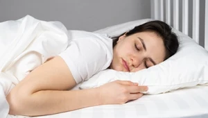Zasypianie w 2 minuty? To naprawdę działa – nawet w stresie i hałasie