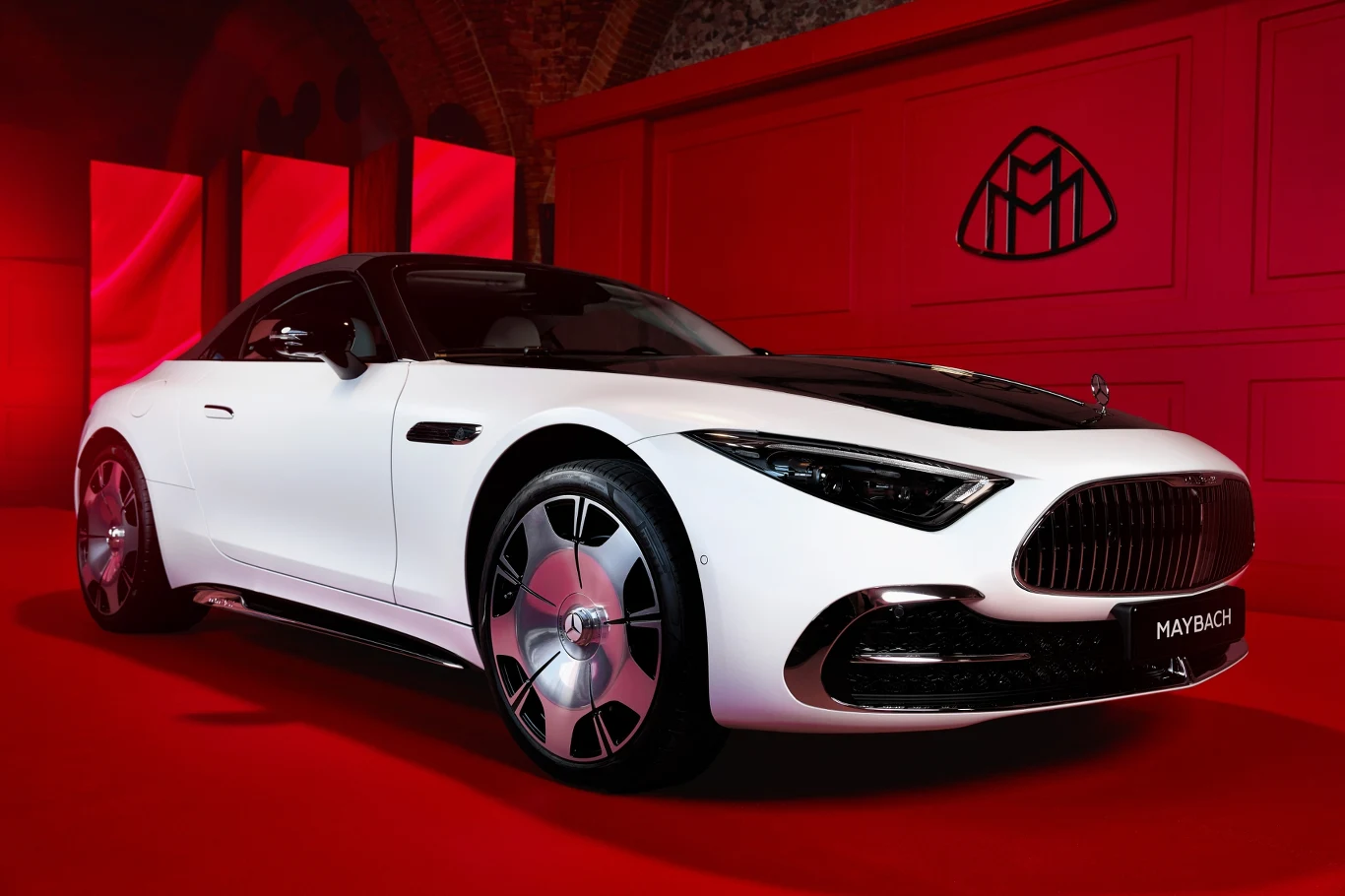 Najbardziej sportowy model Maybacha w historii, roadster SL 680 Monogram Series, zadebiutował w Polsce. Najbardziej sportowy model Maybacha w historii, roadster SL 680 Monogram Series, zadebiutował w Polsce.