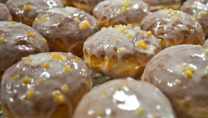 Ile pączków wyjdzie z 1 kg mąki? Przepis na idealne ciasto na pączki 