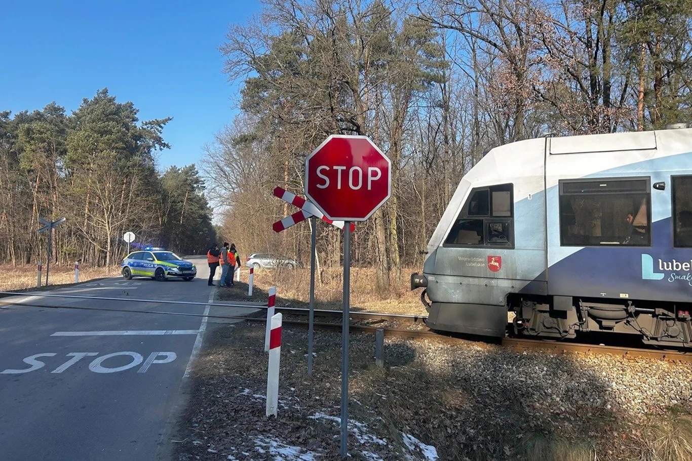 Ruch pociągów w miejscu wypadku został wstrzymany, a o zdarzeniu poinformowano Państwową Komisję Badania Wypadków Kolejowych.