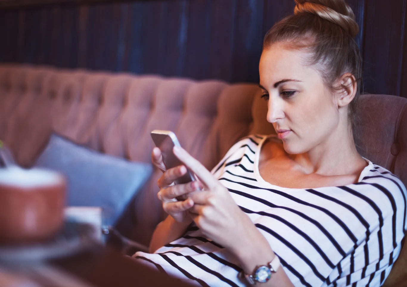 Uważaj na częste korzystnie z telefonu. To szkodliwe dla psychiki i może przyczyniać się do rozwoju migreny Uważaj na częste korzystnie z telefonu. To szkodliwe dla psychiki i może przyczyniać się do rozwoju migreny