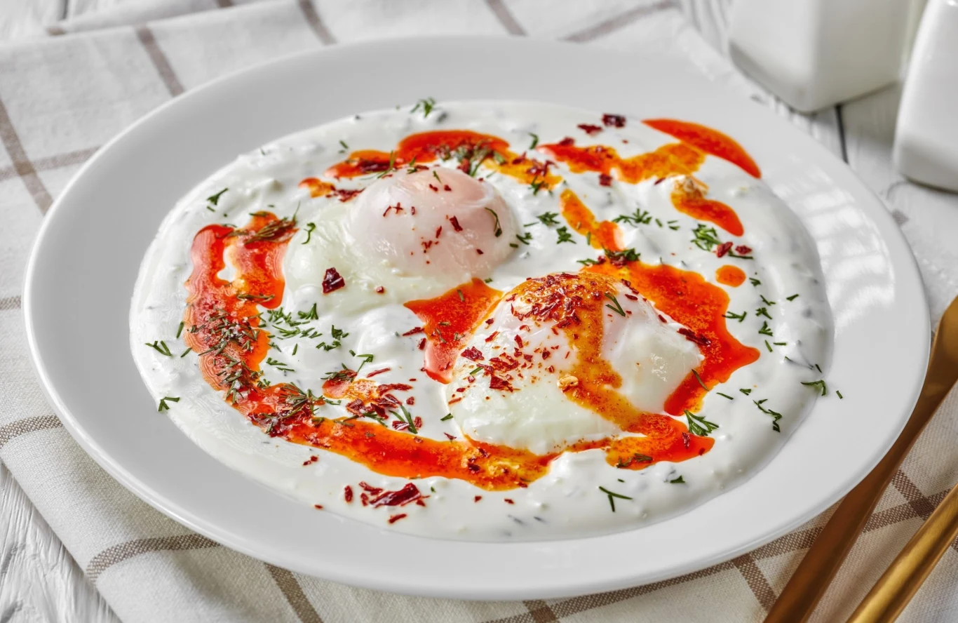 Jajka po turecku z palonym masłem paprykowym 