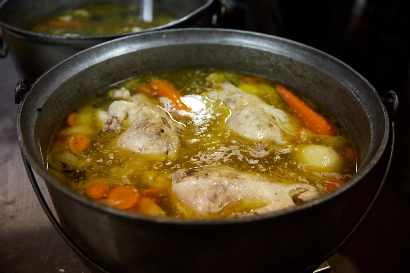 Rosół orleański przygotowuje się na bazie tradycyjnego rosołu polskiego