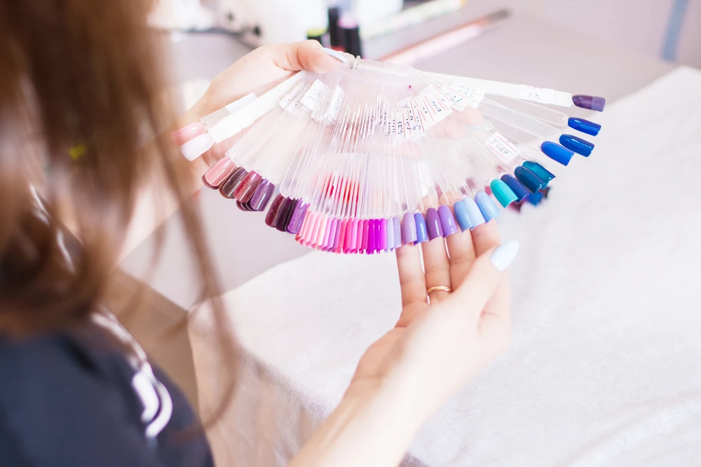 Jaki kolor paznokci będzie modny tej wiosny? Odważny chabrowy wśród gorących trendów. 