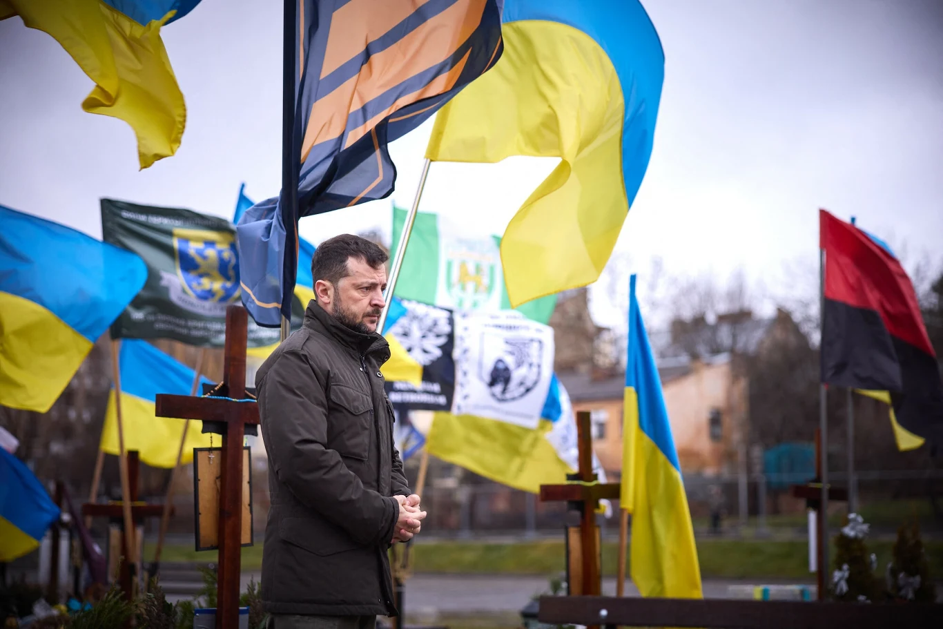 Prezydent Ukrainy Wołodymyr Zełenski na grobach żołnierzy ukraińskich na Cmentarzu Łyczakowskim w grudniu 2024