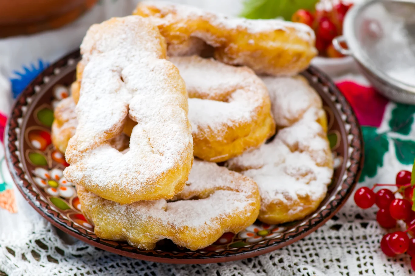Puszyste drożdżowe faworki to pyszny deser na tłusty czwartek Puszyste drożdżowe faworki to pyszny deser na tłusty czwartek