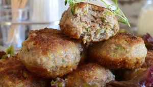 Połączenie tradycji i orientu zniewala smakiem. Zrób mielone z bakłażanem, ten przepis to hit