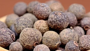 Łączy nuty cynamonu, goździków i gałki muszkatołowej. Anglicy nazywają je „allspice”