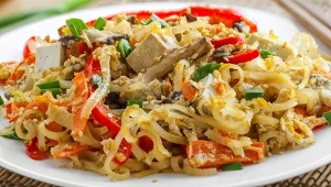 Nie musisz wychodzić na miasto, żeby go zjeść. Smażony makaron jak od "chińczyka" przygotujesz w mig