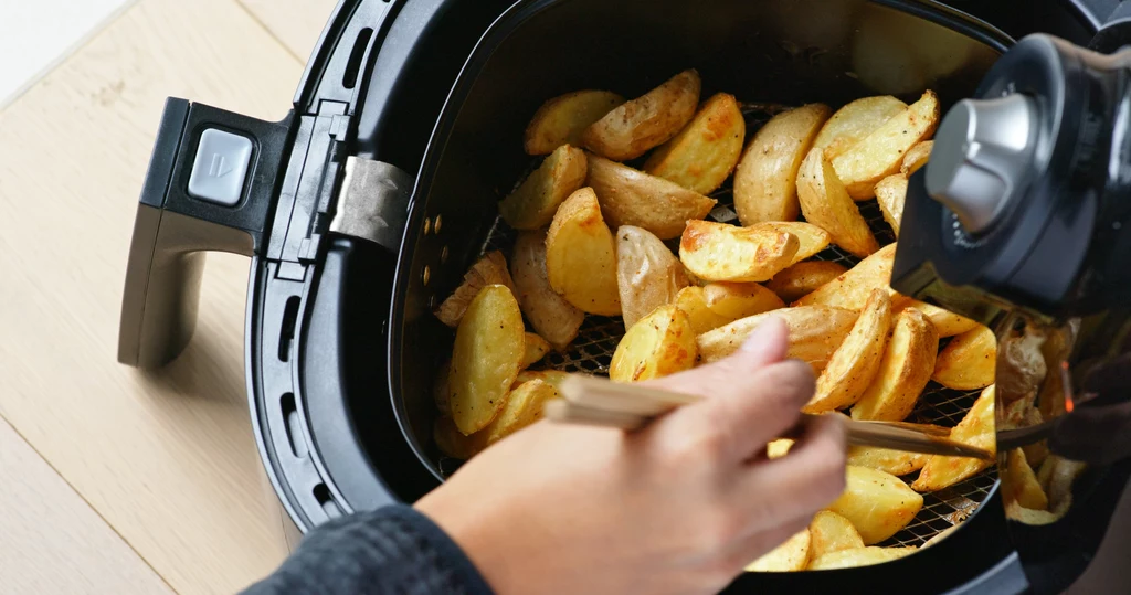 Jak przygotować pieczone ziemniaczki w urządzeniu typu air fryer?