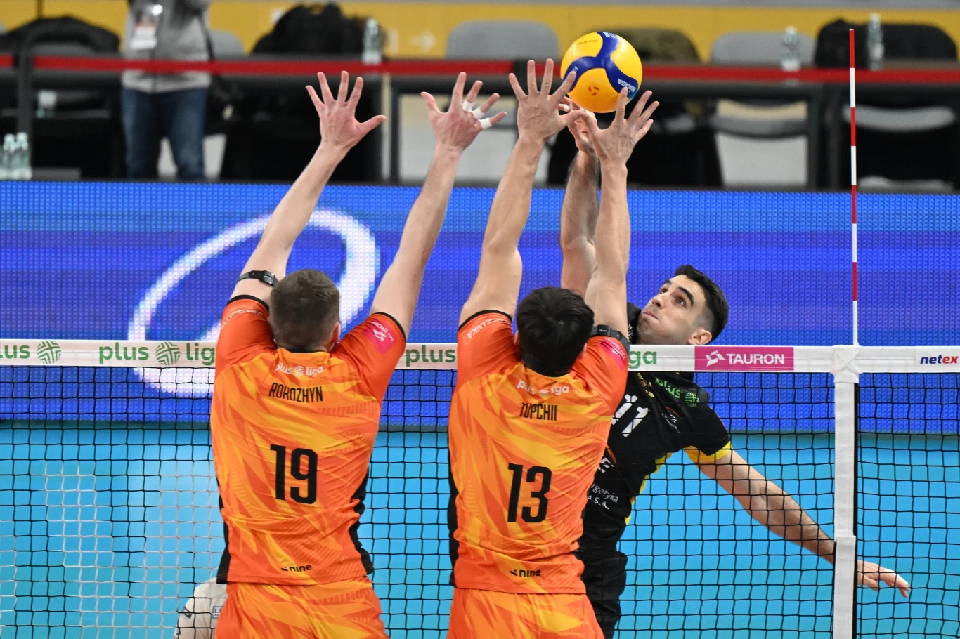 Atak Mirana Kujundzicia w meczu Barkom Każany Lwów - PGE GiEK Skra Bełchatów