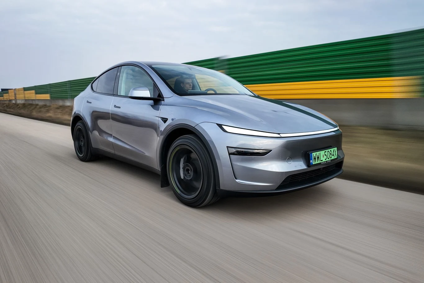 Tesla Model Y po liftingu jest teraz bardziej komfortowa i lepiej wyciszona.