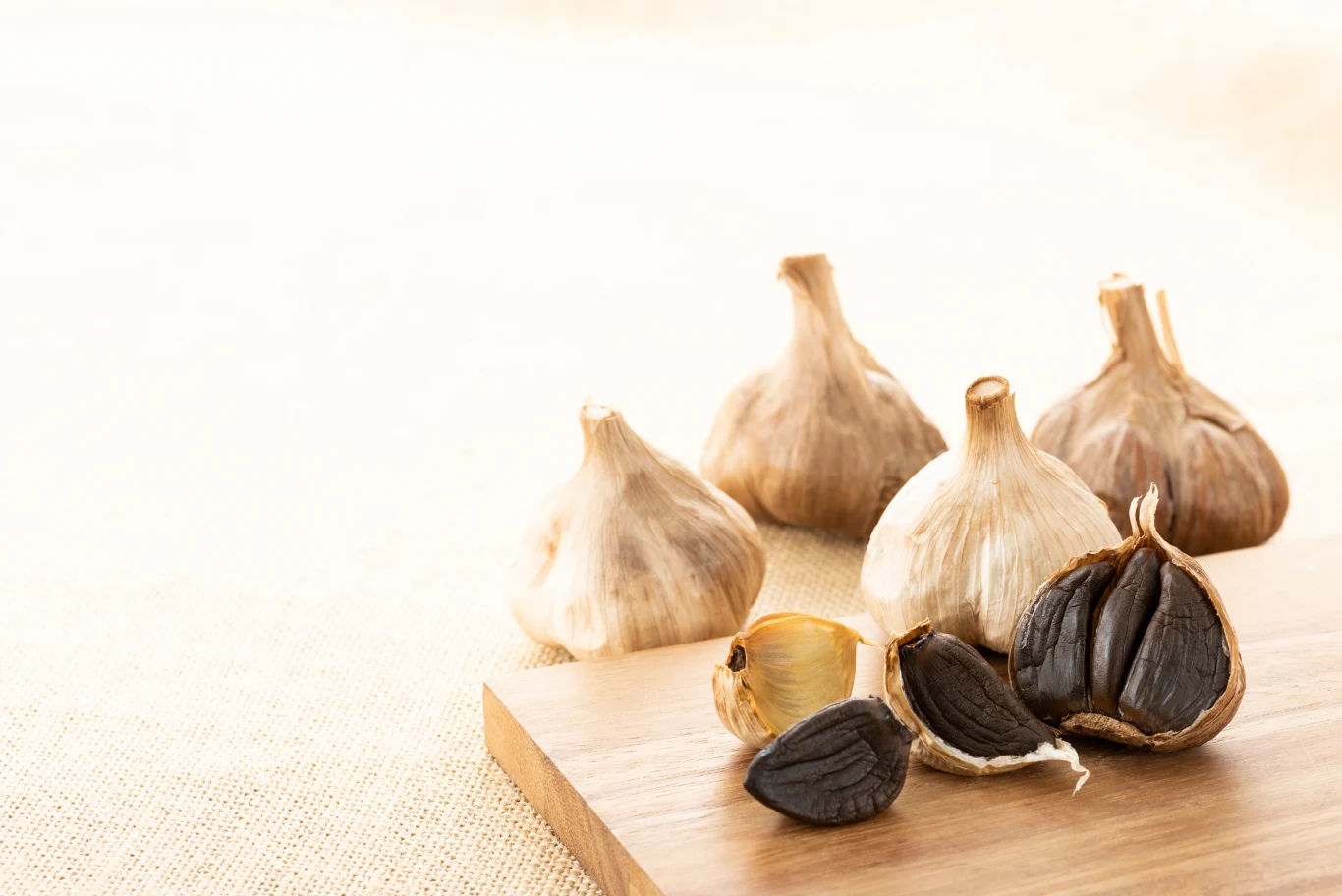 Czarny czosnek cieszy się coraz większą popularnością. Czym różni się od tradycyjnego czosnku?
