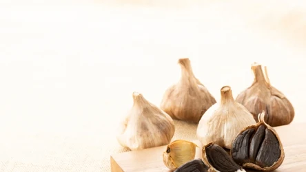 Czarny czosnek zyskuje coraz większą popularnością. Czym różni się od tradycyjnego czosnku?