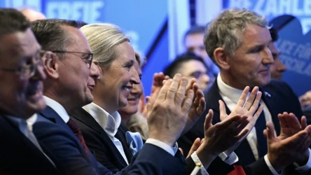 Na pierwszym planie dwójka współprzewodniczących AfD: Tino Chrupalla (drugi od lewej) i Alice Weidel (trzecia od lewej)