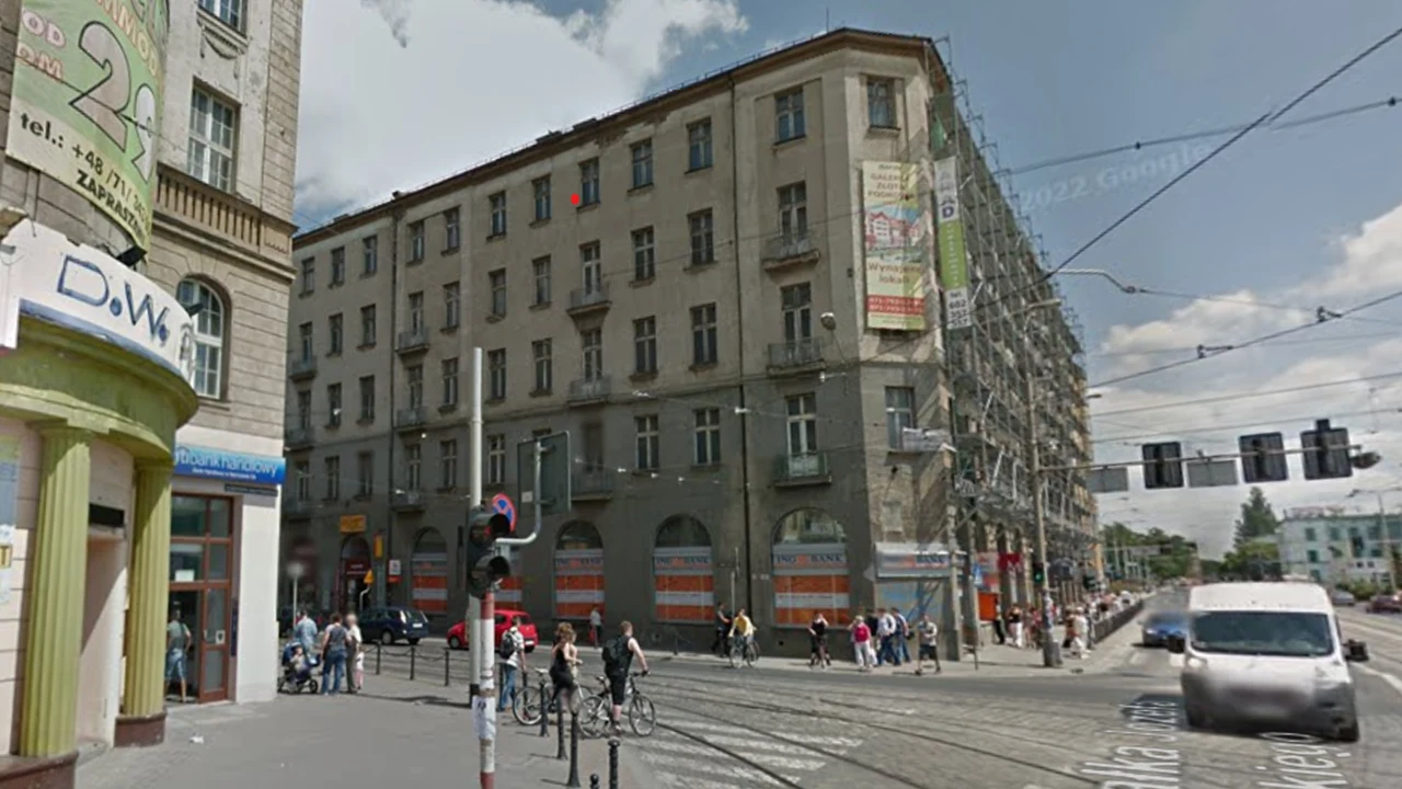 Niszczejący dawny Grand Hotel Wrocław. Archiwalne zdjęcie z Google Street View z 2011 r.