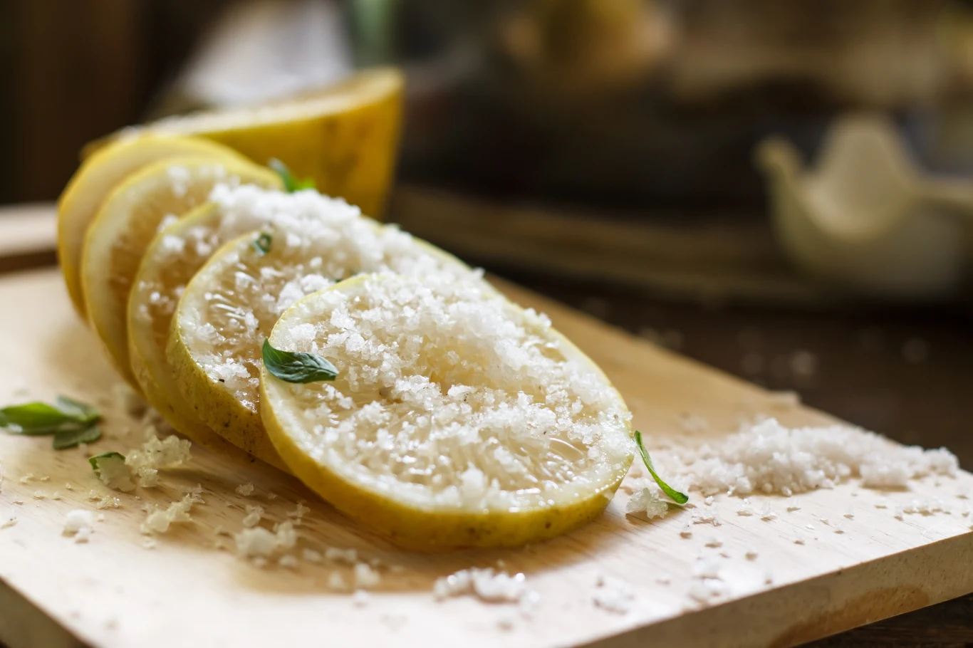 Sól i cytryna przydadzą ci się nie tylko w kuchni. Możesz je wykorzystać także w łazience