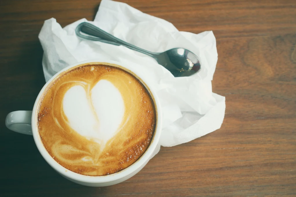 Hojicha to rodzaj zielonej herbaty pochodzącej z Japonii i od innych herbat różni się procesem obróbki. 123