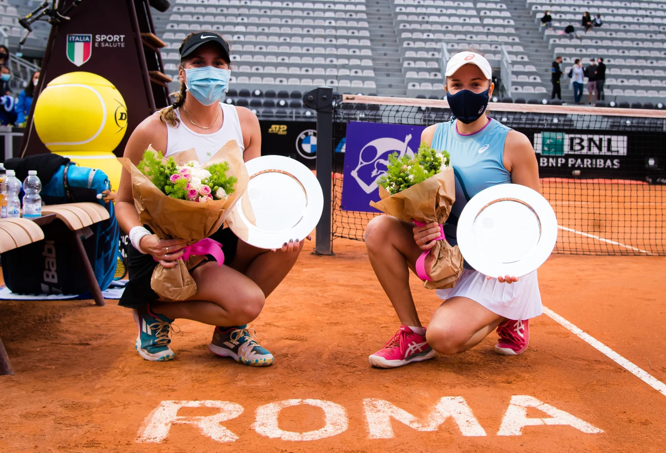 Giuliana Olmos (z lewej) i Sharon Fichman po zwycięstwie w WTA 1000 w Rzymie Giuliana Olmos (z lewej) i Sharon Fichman po zwycięstwie w WTA 1000 w Rzymie
