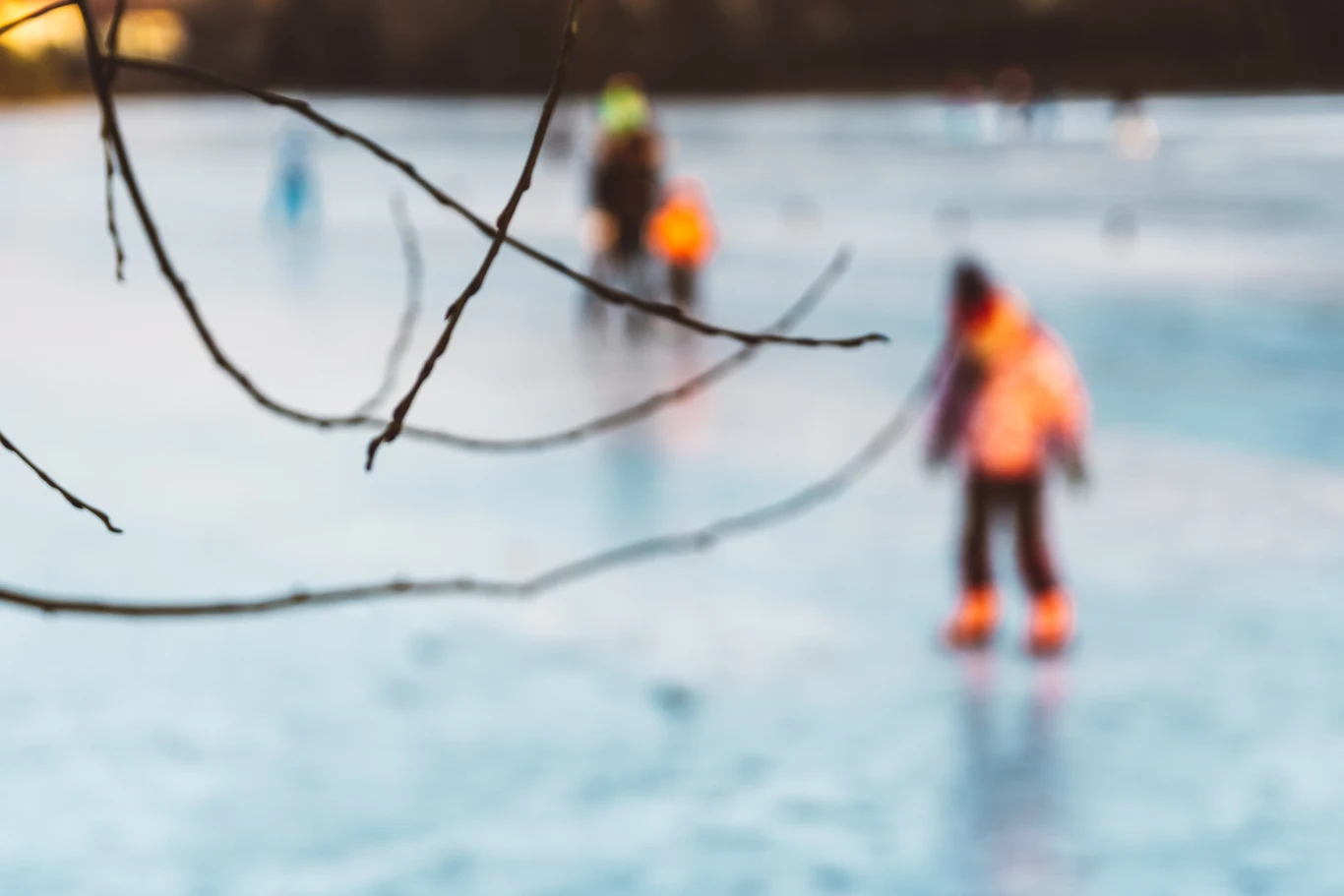 Służby co roku ostrzegają przed wchodzeniem na kruchy lód. Niektórzy te zakazy łamią