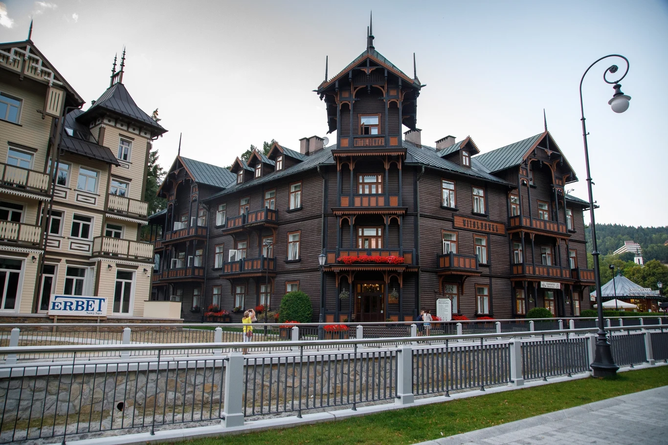 Krynica-Zdrój jest uwielbiana przez turystów, zyskując pochlebne opinie.