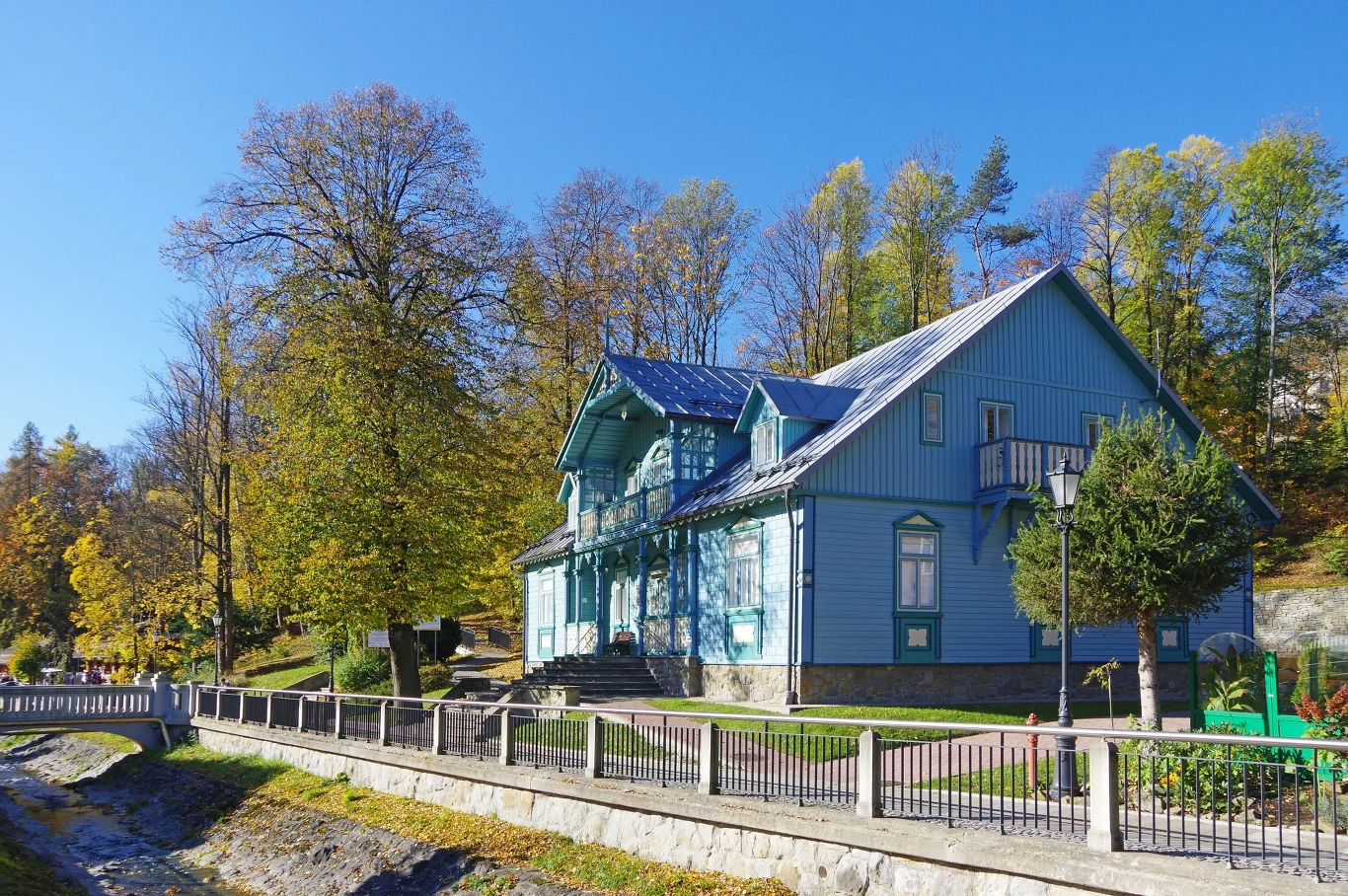 Krynica-Zdrój oferuje wiele ciekawych miejsc i atrakcji, takich jak chociażby Muzeum Nikifora. 
