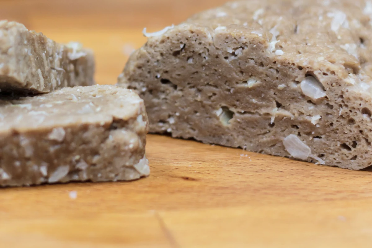Seitan można kupić w sklepie, ale też w łatwy sposób samodzielnie przygotować w domu