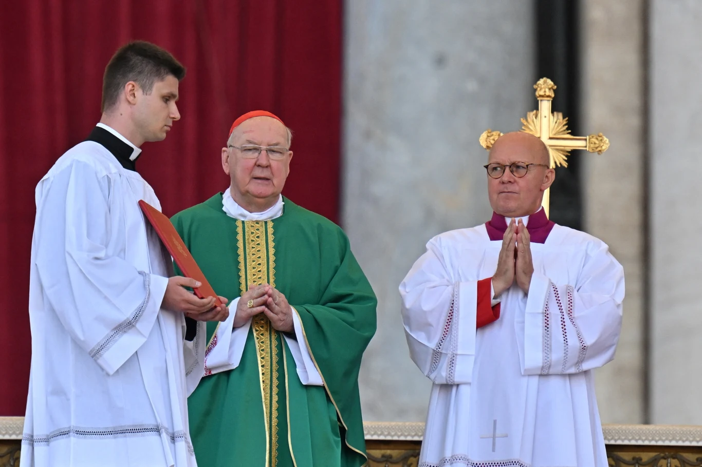 Po śmierci papieża władzę w Kościele przejmuje kardynał kamerling - skarbnik Watykanu. Obecnie kamerlingiem jest kardynał Kevin Joseph Farrell Po śmierci papieża władzę w Kościele przejmuje kardynał kamerling - skarbnik Watykanu. Obecnie kamerlingiem jest kardynał Kevin Joseph Farrell