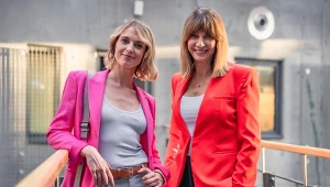 Maja (Julia Kamińska) i Grażyna (Grażyna Weksler) w serialu "Pierwsza miłość"