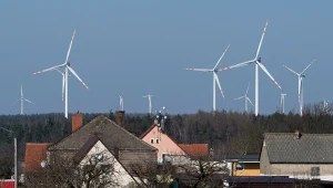 W nowej wersji projektu ustawy odległościowej znalazły się przepisy dotyczące repoweringu, czyli modernizacji istniejących turbin wiatrowych, a także minimalnej odległości wiatraków od dróg krajowych