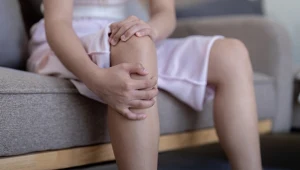 Może rozwinąć się po zwykłej infekcji. Grozi utratą sprawności