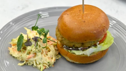 ​Soczysty burger pożarski z prażoną cebulką podany z surówką coleslaw według przepisu Mateusza Gesslera