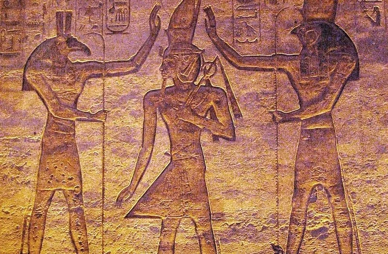 Set i Horus oddają cześć Ramzesowi II (zdj. poglądowe) Set i Horus oddają cześć Ramzesowi II w małej świątyni w Abu Simbel