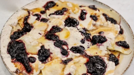 Pancakes, jagody i mascarpone, czyli deser na śniadanie. I to bez grama poczucia winy