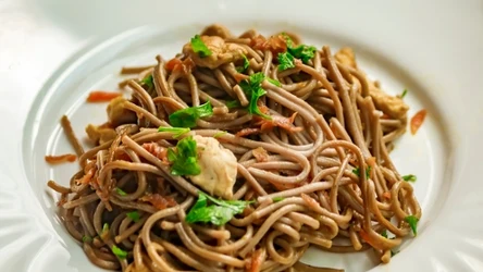 Soba dostarcza około 99 kcal na 100 g po ugotowaniu, a tradycyjny makaron pszenny zawiera około 148 kcal na 100 g.