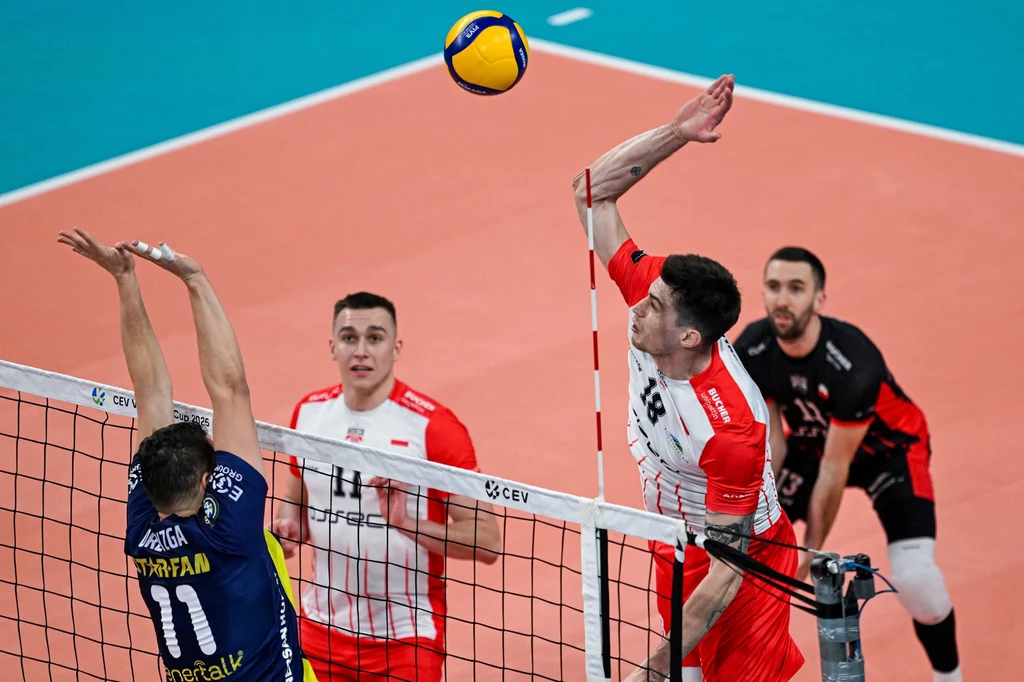 Fabian Drzyzga w próbie bloku przy ataku Klemena Cebulja z Asseco Resovii Fabian Drzyzga w próbie bloku przy ataku Klemena Cebulja z Asseco Resovii