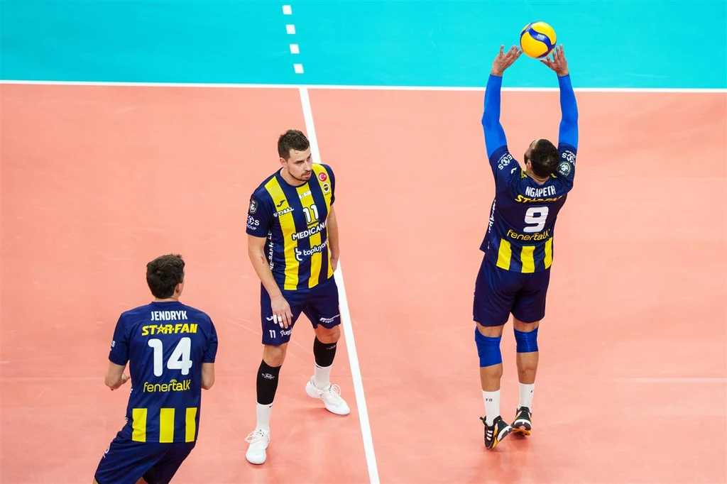 Fabian Drzyzga (w środku) w barwach Fenerbahce Fabian Drzyzga (w środku) w barwach Fenerbahce