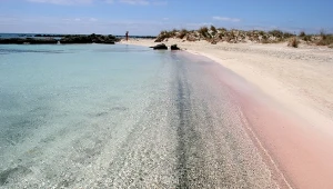 Z najpiękniejszej greckiej plaży nie przywieziesz sobie pamiątki. Grożą za to dotkliwe kary 