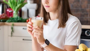 Dodaj do kawy i pij na śniadanie. Doda ci energii i nasyci na wiele godzin