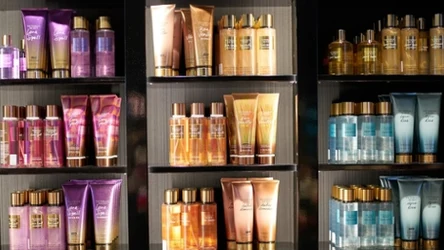 Kultowe mgiełki i balsamy do ciała Victoria’s Secret w niespotykanej promocji! Sprawdź, zanim będzie za późno!