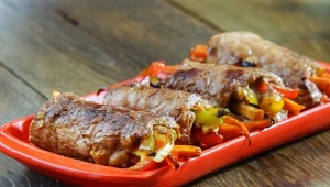 Popisowe roladki wołowe. Delikatne mięso i chrupiące warzywa w środku