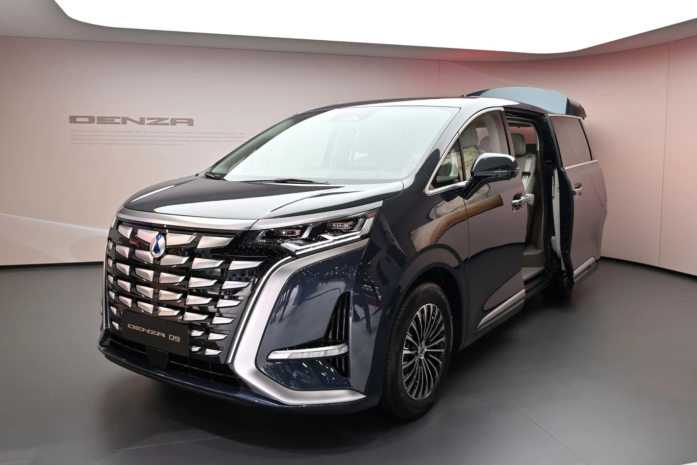 Denza D9 to luksusowy van, który może rzucić wyzwanie Lexusowi LM.
