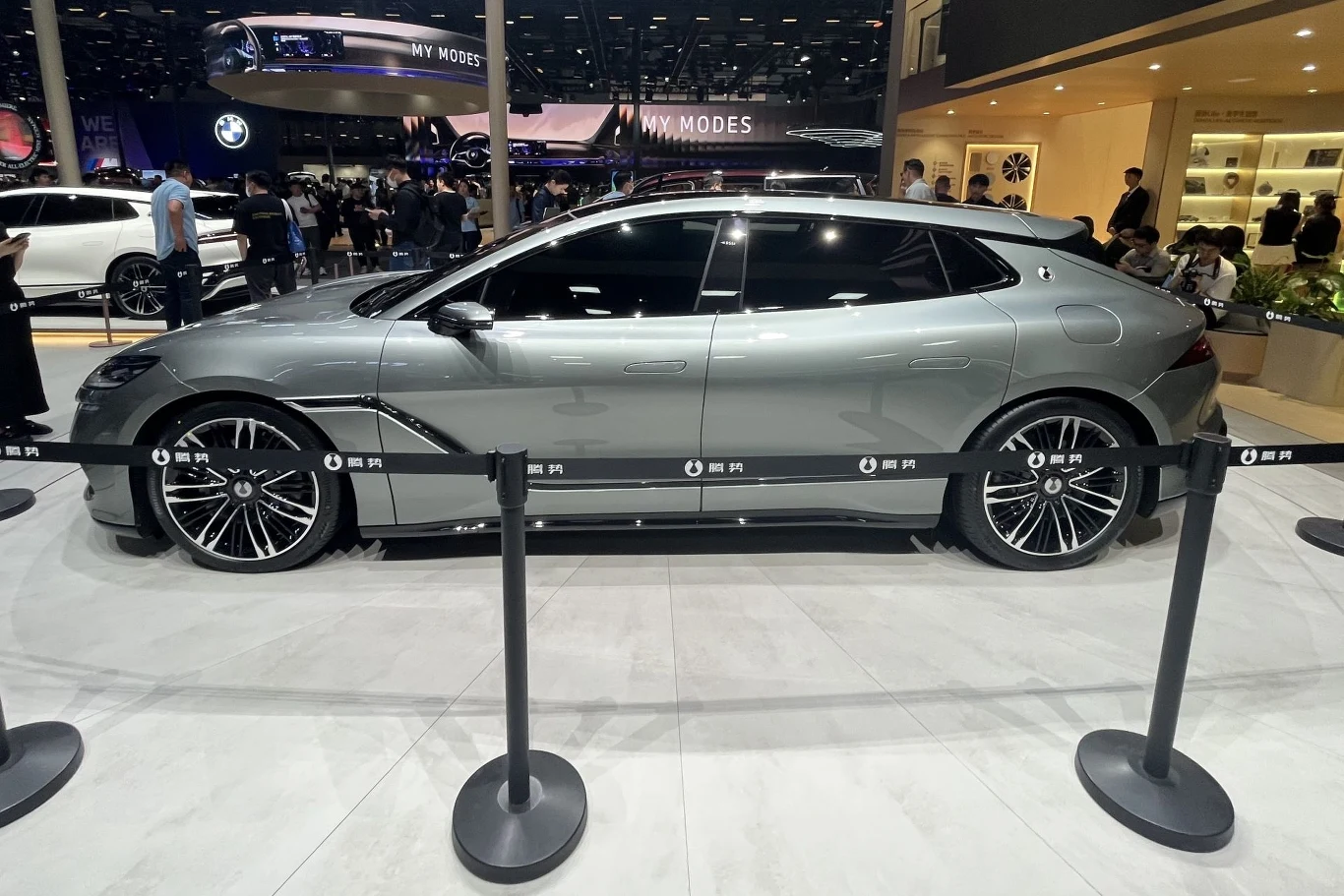 W wariancie elektrycznym Denza Z9 GT może oferować blisko 1 tys. KM.