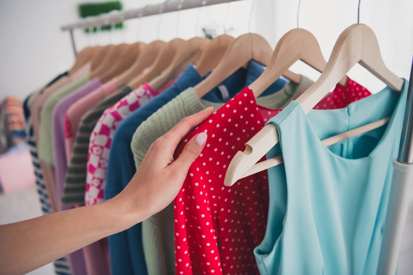 Sukienka z bufiastymi rękawami to gorący hit w sam raz na wesele i inne wyjątkowe okazje. Sukienka z bufiastymi rękawami to gorący hit w sam raz na wesele i inne wyjątkowe okazje.