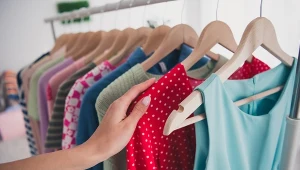 Ta sukienka będzie hitem wesel i komunii. Bije na głowę małą czarną