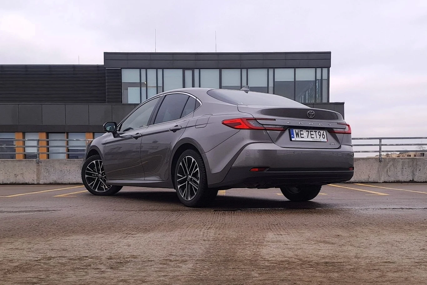 Jak jeździć hybrydą, by oszczędzać pieniądze? Nowa Toyota Camry została wyposażona w układ hybrydowy piątej generacji. Ma to przełożyć się na niższe zużycie paliwa.