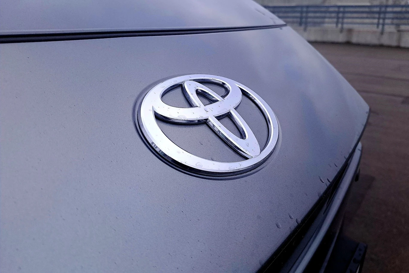 Nowa Toyota PROACE City Verso od 35 701 zł brutto z programem PFRON. Logo Toyoty na masce nowej PROACE CITY Verso kupionej z dofinansowaniem PFRON, chromowane i błyszczące.