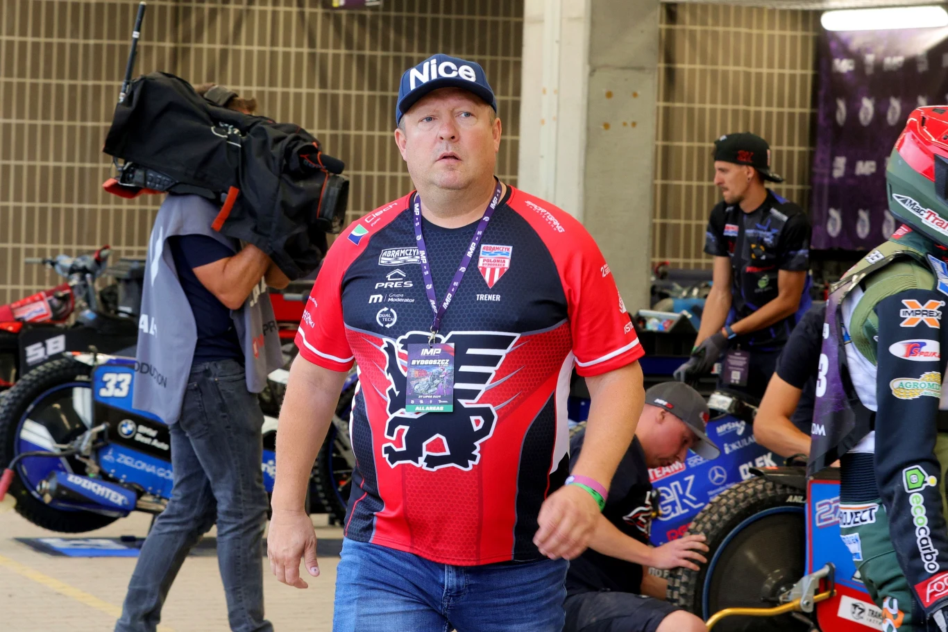 Trener Tomasz Bajerski w parku maszyn.