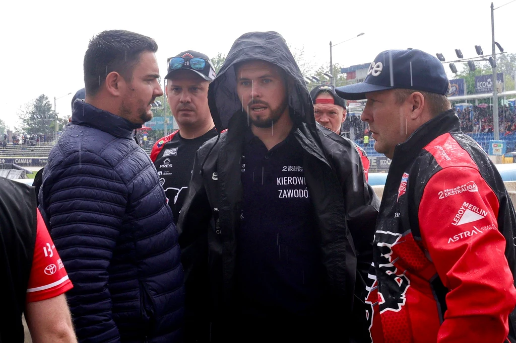 Trener Tomasz Bajerski w rozmowie z sędzią Rafałem Kobakiem. Trener Tomasz Bajerski w rozmowie z sędzią Rafałem Kobakiem.